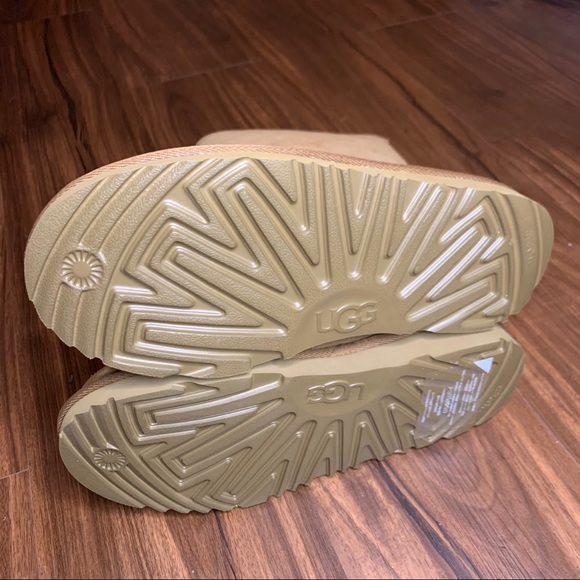 UGG boots size 4 kids - Picture 3 of 5